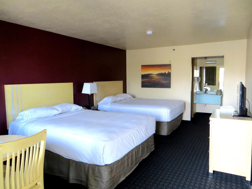  2 Queen Beds interior