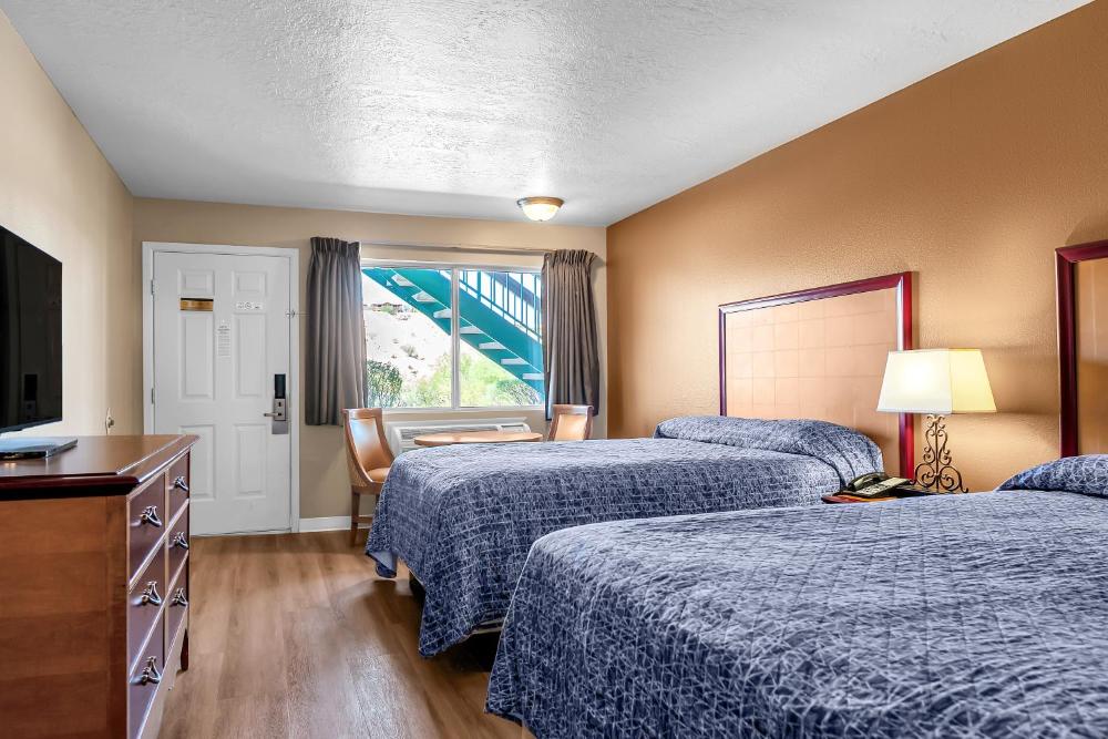  2 Queen Beds - Pet Friendly interior