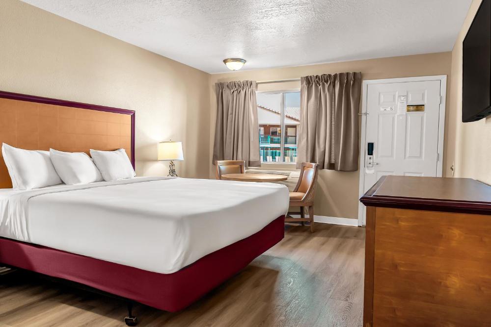 Superior King Room interior